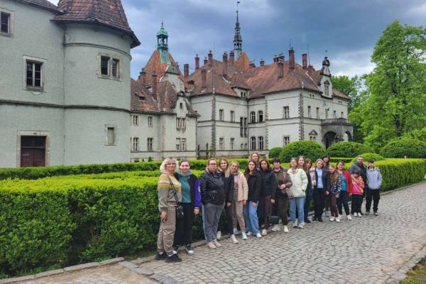 Зображення до Закарпаття + цвітіння сакури