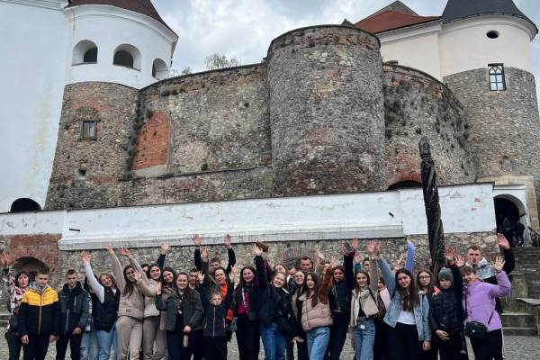Зображення до Закарпаття + цвітіння сакури